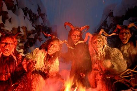 Die Prozession in St. Anton am Arlberg gilt dank besonders schauriger Masken und Feuerspektakel als Geheimtipp im Alpenraum