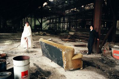 Das Foto mit dem Hochzeitspaar wurde in einem alten Gebaeude von Hoesch aufgenommen