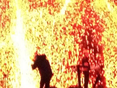 Wilder als beim letzten Mal, bei dem ebenfalls Anton Corbijn die Videos für die Großleinwaende konzipierte, faellt indes die Bebilderung der Show aus