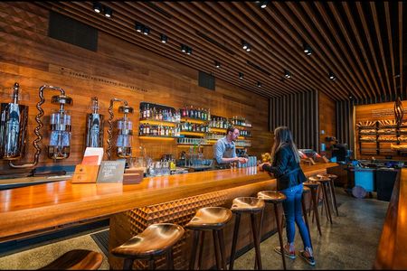 Mit seinem zeitgenössischen Design faellt die Mr. West Cafe Bar in Seattle auf