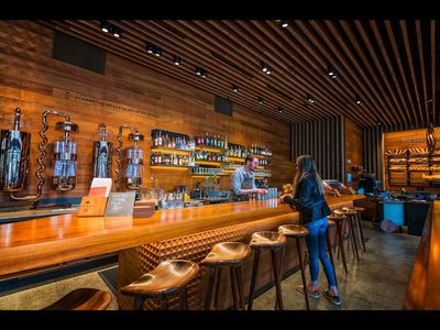 Mit seinem zeitgenössischen Design faellt die Mr. West Cafe Bar in Seattle auf
