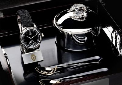 Die weltweit erste Kaviaruhr mit dem Namen Royal Black Caviar hat ein massives Gehaeuse aus 18 Karat Weißgold und traegt eine Luenette mit 53 schwarzen Diamanten