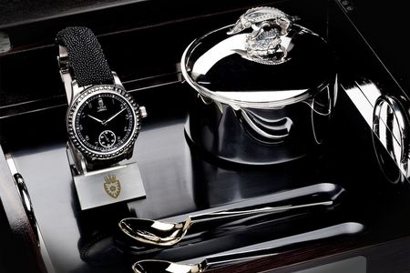 Die weltweit erste Kaviaruhr mit dem Namen Royal Black Caviar hat ein massives Gehaeuse aus 18 Karat Weißgold und traegt eine Luenette mit 53 schwarzen Diamanten