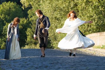 Film Die geliebten Schwestern Hannah Herzsprung und Henriette Confurius Spaziergang Film Die geliebten Schwestern Hannah Herzsprung und Henriette Confurius Spaziergang