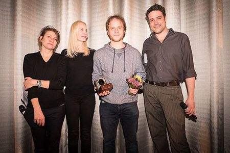 Regisseur Adrian Goiginger nimmt Filmpreis aus Berlinale entgegen