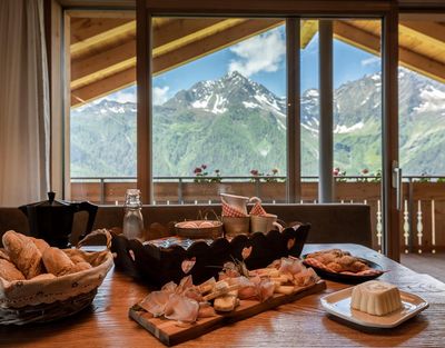 Gerade für Paare sind die Alpenchalets des Hochgruberhofs/Südtirol ein beliebter Rückzugsort beim Roten Hahn