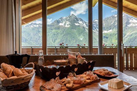 Gerade für Paare sind die Alpenchalets des Hochgruberhofs/Südtirol ein beliebter Rückzugsort beim Roten Hahn