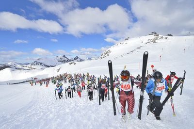 Kraftakt pur – der 150 Meter lange Zwischenaufstieg beim Kultrennen Der Weiße Rausch in St. Anton am Arlberg entscheidet oft schon ueber die vorderen Plaetze