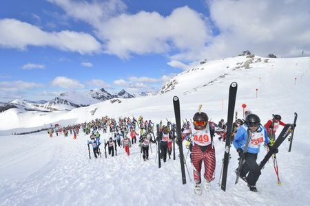 Kraftakt pur – der 150 Meter lange Zwischenaufstieg beim Kultrennen Der Weiße Rausch in St. Anton am Arlberg entscheidet oft schon ueber die vorderen Plaetze