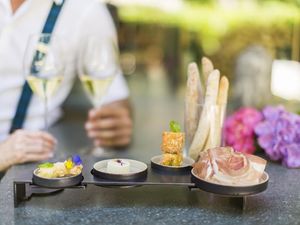 Im Meraner Land/Südtirol finden sich zahlreiche feine Adressen für Gourmets, etwa Othmar Raichs Miil mit drei Gault-Millau-Hauben Im Meraner Land/Südtirol finden sich zahlreiche feine Adressen für Gourmets, etwa Othmar Raichs Miil mit drei Gault-Millau-Hauben