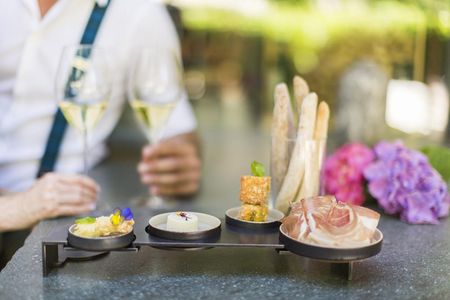 Im Meraner Land/Südtirol finden sich zahlreiche feine Adressen für Gourmets, etwa Othmar Raichs Miil mit drei Gault-Millau-Hauben