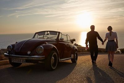 Nostalgie pur – im gemieteten, fast 40 Jahre alten VW Kaefer Cabrio cruisen Gaeste des Hotel Bonsol/Illetas zu den schoensten Orten Mallorcas