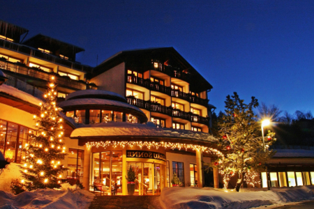 Feiern, sporteln und erholen, all das ist zum Jahreswechsel im Fuenf-Sterne-Hotel Allgaeu Sonne in Oberstaufen moeglich