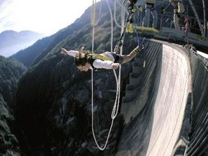Wie Pierce Brosnan als James Bond im Film GoldenEye“stuerzen sich Hartgesottene beim Bungee-Jumping die 220 Meter hohe Staumauer im Tessiner Verzascatal hinunter Wie Pierce Brosnan als James Bond im Film GoldenEye“stuerzen sich Hartgesottene beim Bungee-Jumping die 220 Meter hohe Staumauer im Tessiner Verzascatal hinunter