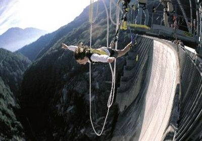 Wie Pierce Brosnan als James Bond im Film GoldenEye“stuerzen sich Hartgesottene beim Bungee-Jumping die 220 Meter hohe Staumauer im Tessiner Verzascatal hinunter