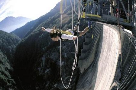 Wie Pierce Brosnan als James Bond im Film GoldenEye“stuerzen sich Hartgesottene beim Bungee-Jumping die 220 Meter hohe Staumauer im Tessiner Verzascatal hinunter