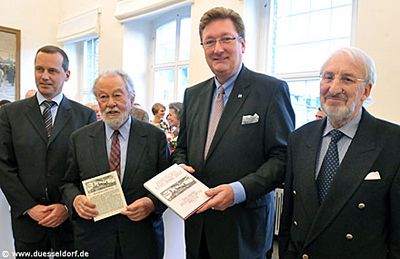 Die Verleger Felix und Dr. Manfred Droste (1. und 2. von links) und Mitherausgeber Prof. Dr. Manfred Lotsch (ganz rechts) überreichten Oberbürgermeister Dirk Elbers im Rathaus das erste Exemplar der neuen Publikation zur Düsseldorfer Pressegeschichte.
