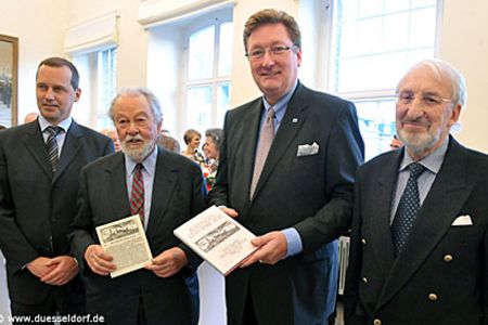 Die Verleger Felix und Dr. Manfred Droste (1. und 2. von links) und Mitherausgeber Prof. Dr. Manfred Lotsch (ganz rechts) überreichten Oberbürgermeister Dirk Elbers im Rathaus das erste Exemplar der neuen Publikation zur Düsseldorfer Pressegeschichte.
