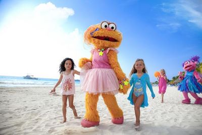 Die Figuren aus der Sesamstraße unterhalten kleine Urlauber in den karibischen Beaches Resorts unter anderem bei der Strandparade