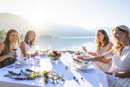 Tafeln am Mittstaetter See, eine genussvolle Auszeit im Herbst
