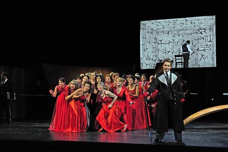 Theater Freiburg: Nabucco, Zeichenhaft stehen dafür die von den Babyloniern geknechteten Hebräer, zeichenhaft stehen aber ebenso die ungeklärten, auf Intrige und Verlogenheit basierenden Familienverhältnisse rund um den babylonischen König Nabucco. Das persönliche Erleben des jungen, verzweifelten Verdi findet sich darin genauso, wie die brodelnden politischen Verhältnisse eines noch längst nicht vereinigten Italiens.