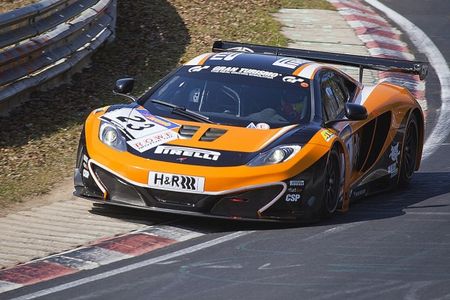Frueher Reifenschaden wirft den McLaren zurueck