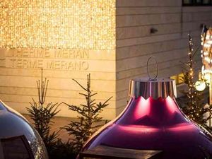 Beim Dinner in den „Kugln“ auf dem Platz vor der Therme Meran speisen Gäste inmitten des Weihnachtsmarkt-Trubels der Südtiroler Kurstadt Beim Dinner in den „Kugln“ auf dem Platz vor der Therme Meran speisen Gäste inmitten des Weihnachtsmarkt-Trubels der Südtiroler Kurstadt