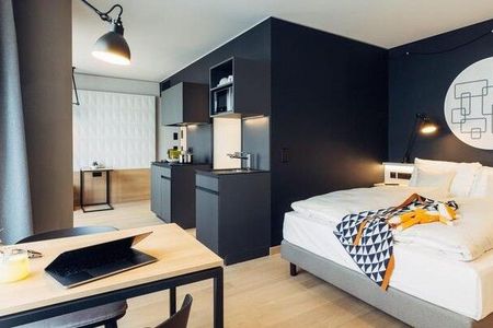 Dunklere Farbtöne und hochwertige Materialien kennzeichnen die Zimmer des neuen harry’s home Zürich-Limmattal in der Schweiz