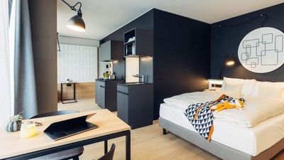 Dunklere Farbtöne und hochwertige Materialien kennzeichnen die Zimmer des neuen harry’s home Zürich-Limmattal in der Schweiz