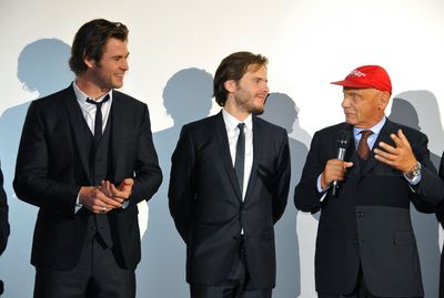 Chris Hemsworth und Daniel Bruehl mit Rennfahrerlegende Nikki Lauder