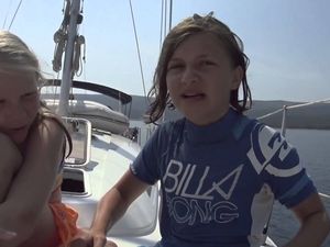 Sicherheit an Bord ist beim Segeln mit Kindern von größter Bedeutung Sicherheit an Bord ist beim Segeln mit Kindern von größter Bedeutung