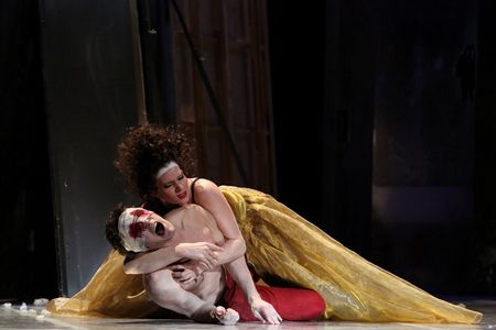 Theater in Linz: vergebliche Sinnsuche in "Spuren der Verirrten" von Peter Handke inszeniert von Philipp Glass