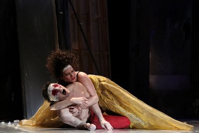Theater in Linz: vergebliche Sinnsuche in "Spuren der Verirrten" von Peter Handke inszeniert von Philipp Glass