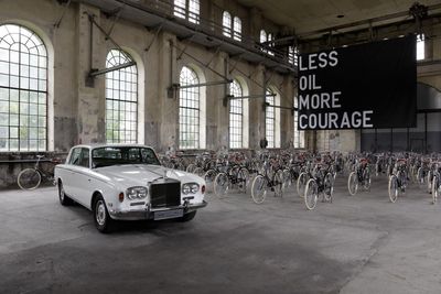 Installationsansicht Jonathan Monk mit Fahrrädern und Rolls-Royce