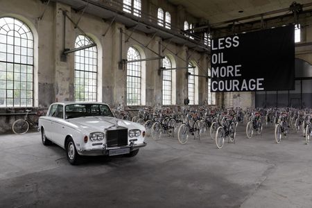 Installationsansicht Jonathan Monk mit Fahrrädern und Rolls-Royce