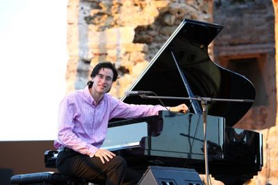Nikolas Anadolis gibt Konzert im Unterfahrt Muenchen