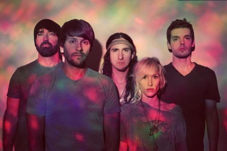 Musik Pop: 5 Leute, 1 Gitarre, 140 Mio. Youtube-Views und 1 Album - Walk Off The Earth - Das lang erwartete Debütalbum "R.E.V.O." kommt am 22.03.
