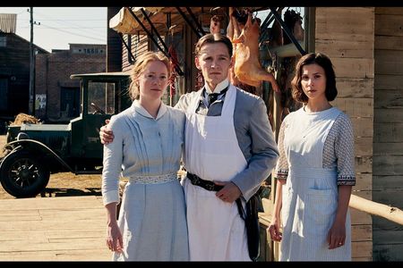 Die Hauptdarsteller Jonas Nay, Aylin Tezel und Leonie Benesch in DER CLUB DER SINGENDEN METZGER