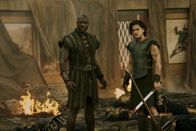 Film Pompeii Szenenbild Kit Harington und Adewale Akinnuoye-Agbaje Film Pompeii Szenenbild Kit Harington und Adewale Akinnuoye-Agbaje
