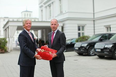 Peter J. Leitgeb (l.) haendigt Tim Hansen, dem neuen Hoteldirektor des Grand Hotels Heiligendamm,  symbolisch den Schluessel für die Weiße Stadt am Meer aus.
