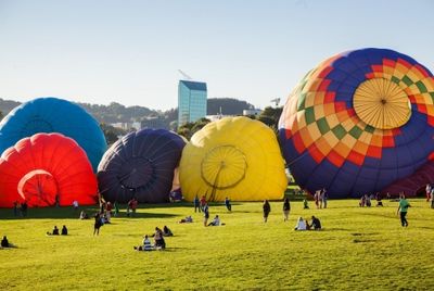 Heißluftballons bereiten sich auf einen Flug über Vilnius vor