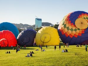 Heißluftballons bereiten sich auf einen Flug über Vilnius vor Heißluftballons bereiten sich auf einen Flug über Vilnius vor