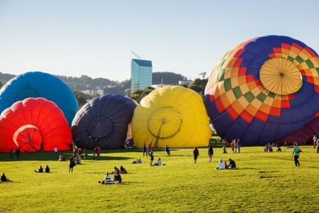 Heißluftballons bereiten sich auf einen Flug über Vilnius vor