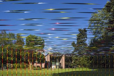 Kunst spielt sich auf der bright side of the moon ab