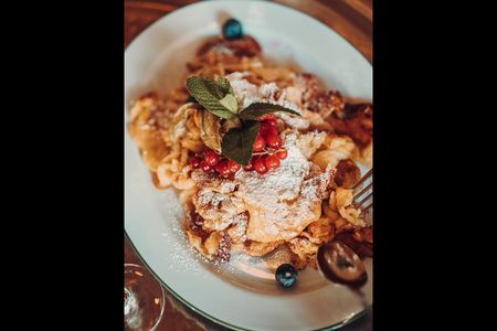 Der Kaiserschmarrn von Ingrid Payr, pensionierte Kuechenchefin im Wirtshaus des Hotel Jungbrunn in Tirol, wird mithilfe von Zimt zur Weihnachts-Schlemmerei