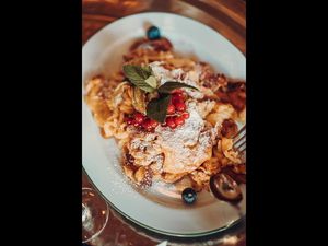 Der Kaiserschmarrn von Ingrid Payr, pensionierte Kuechenchefin im Wirtshaus des Hotel Jungbrunn in Tirol, wird mithilfe von Zimt zur Weihnachts-Schlemmerei Der Kaiserschmarrn von Ingrid Payr, pensionierte Kuechenchefin im Wirtshaus des Hotel Jungbrunn in Tirol, wird mithilfe von Zimt zur Weihnachts-Schlemmerei