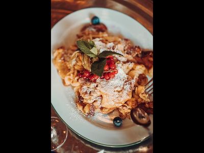 Der Kaiserschmarrn von Ingrid Payr, pensionierte Kuechenchefin im Wirtshaus des Hotel Jungbrunn in Tirol, wird mithilfe von Zimt zur Weihnachts-Schlemmerei