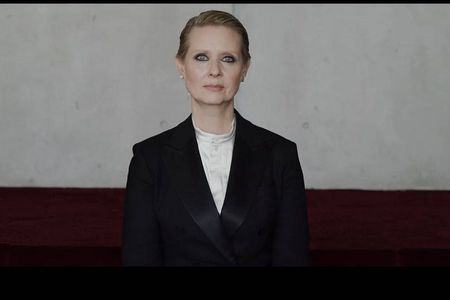 Sei einfach nur eine Lady, Cynthia Nixon rezitiert in dem Video einen Text von Camille Rainville