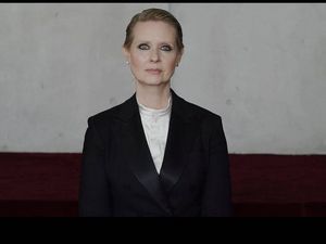 Sei einfach nur eine Lady, Cynthia Nixon rezitiert in dem Video einen Text von Camille Rainville Sei einfach nur eine Lady, Cynthia Nixon rezitiert in dem Video einen Text von Camille Rainville