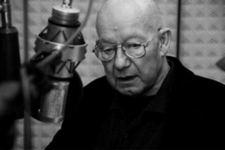 Schauspieler Jürgen Holtz bei einer Hörspielproduktion, Bild: rbb/Hanna Lippmann